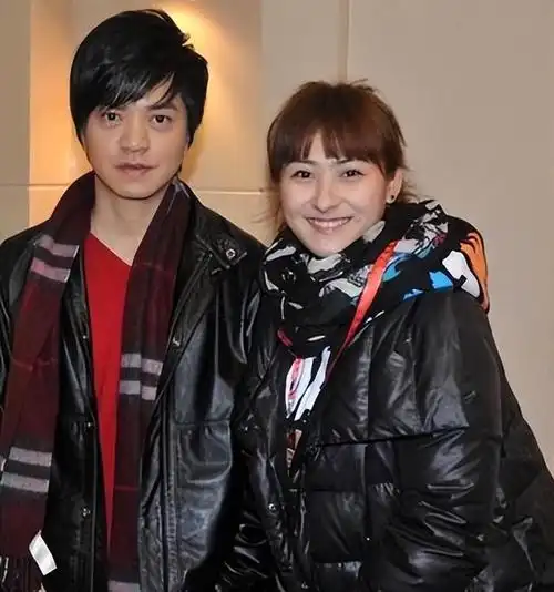 49岁李健高调秀恩爱,与妻子孟小蓓首次高清正脸曝光,笑容灿烂