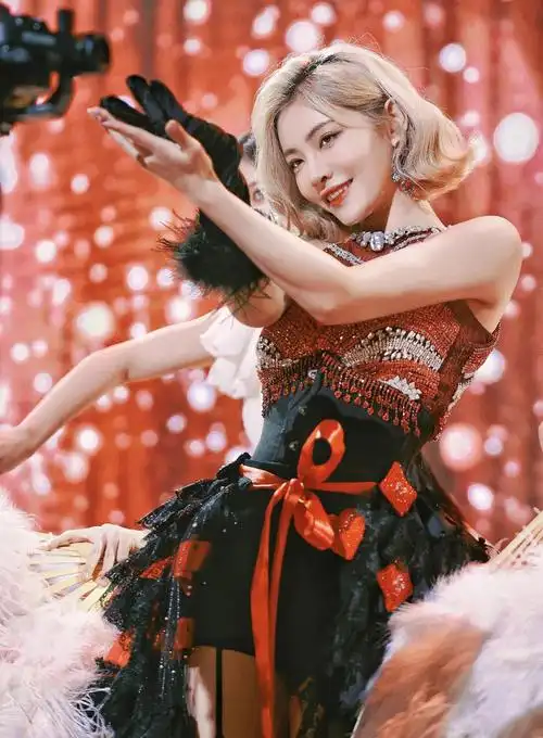 许佳琪舞台火辣热舞美照,吊带丝袜美腿,美艳动人!