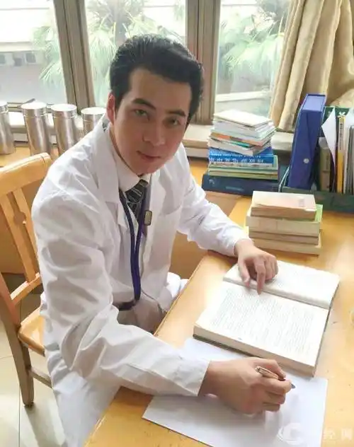 纪录片《医者仁心》剧情中扮演青年钟南山院士的演员刘明雄_先生_武汉