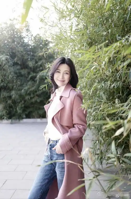 素颜的童蕾依然精致耐看,粉色风衣搭配蓝色牛仔裤,时尚cp