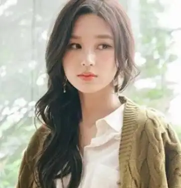 女生甜美卷发发型时尚显嫩少女范