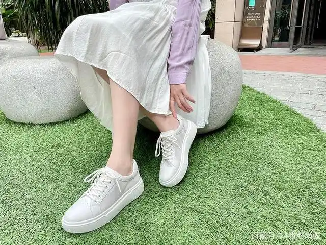 凸显长腿比例,这双小白鞋绝了