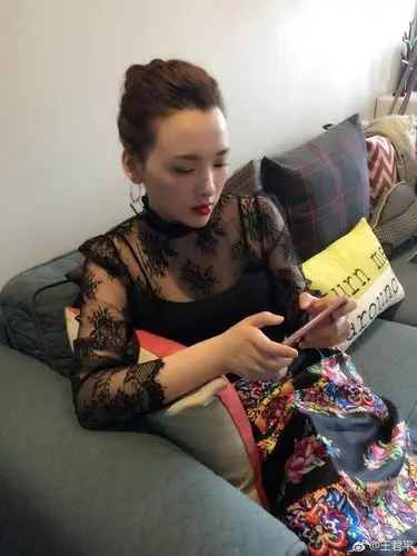 在场外,王香秀的扮演者王君平是一位十足的美女.