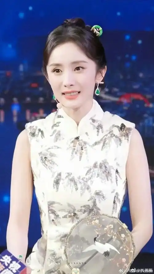 杨幂央视中秋晚会#旗袍造型是不是很有韵味