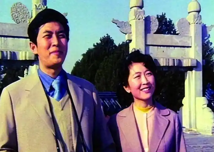 同是唐国强的骨肉,孙涛和壮丽生的孩子,却活成了完全相反的样子_唐莉