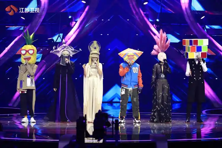 今晚蒙面唱将猜猜猜隔空喊话刘德华扭扭转不停秀舞蹈