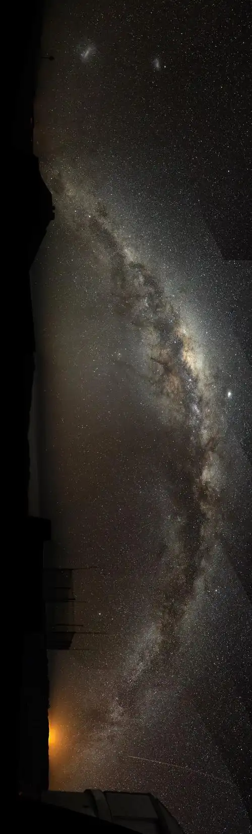 所以在地球上,我们只能看到银河系的侧面——一条闪亮的星河,希腊神话