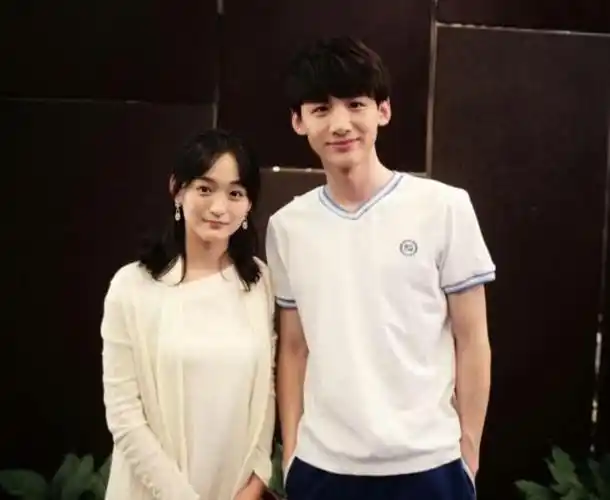 曾被杨玏,白敬亭同时暗恋,如今被曝新恋情,何泓姗找到归宿?