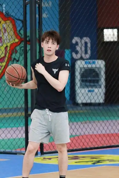 任豪连进三分球##哈里斯为任豪打call