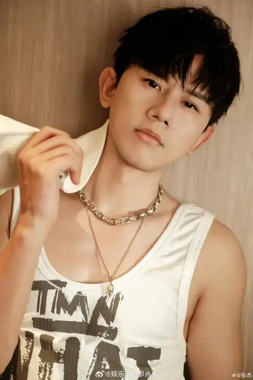 张杰白背心身材