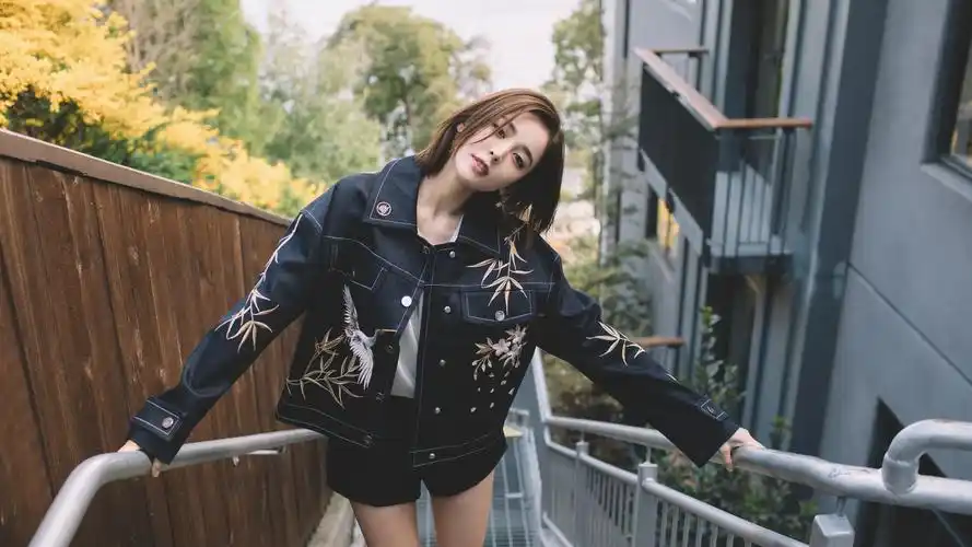 娜扎再曝纯美街拍 短发牛仔再现文艺学姐范