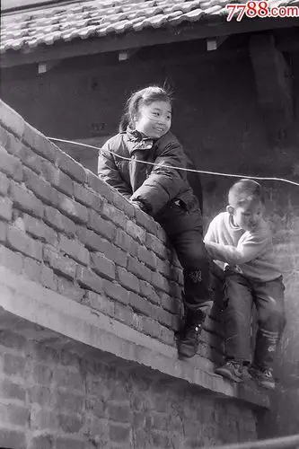 骑墙头的小女孩【135老底片】-se57929559-老照片-零售-7788收藏