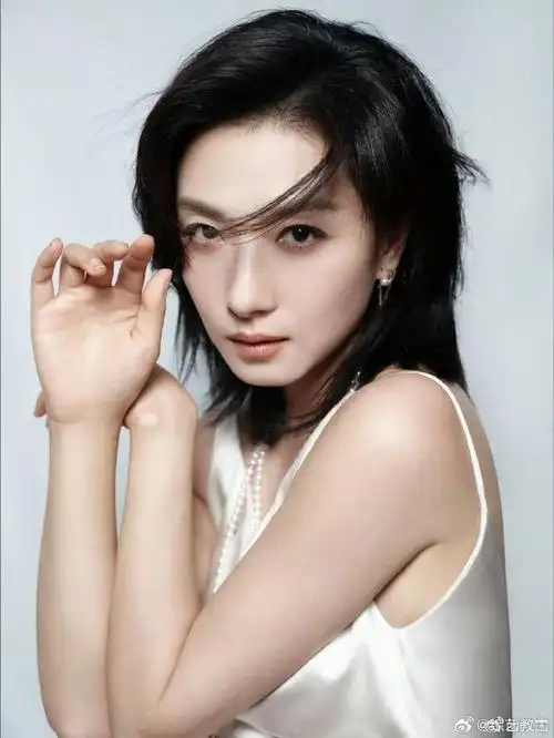 万茜白月光造型