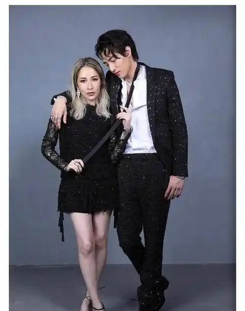 41岁萧亚轩凌晨发文宣布与小16岁男友分手,头发凌乱神情憔悴_黄皓