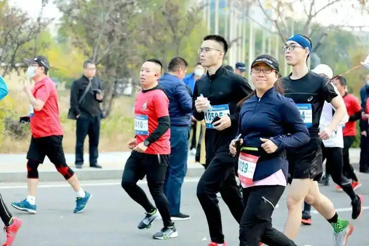 小区里,操场上有人说,跑步是最简单的运动而是我居然有勇气开始