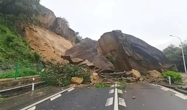 自驾出游遇到山体滑坡,泥石流的情况,应该怎么办呢?
