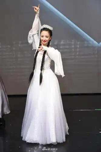 组图:佟丽娅《在远方在这里》回归舞者 翩翩起舞似画中仙