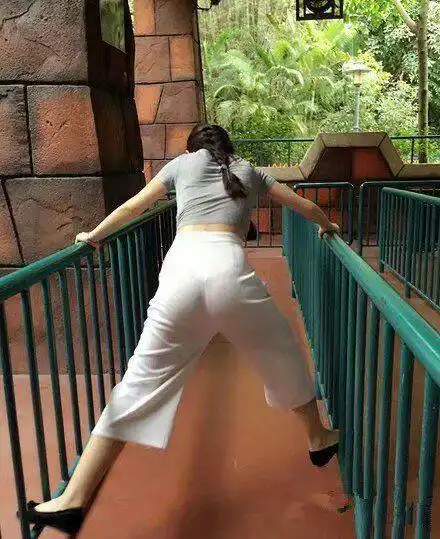 小姐姐,你这裙子看着也太薄了呀!隐隐约约能看到什么东西了