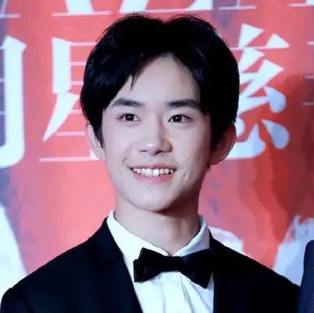 谁有易烊千玺留中分的图片