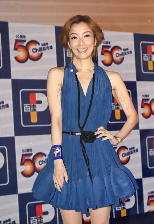 郑秀文大秀好身材蓝色短裙上身活力满满细节搭配更是无可挑剔