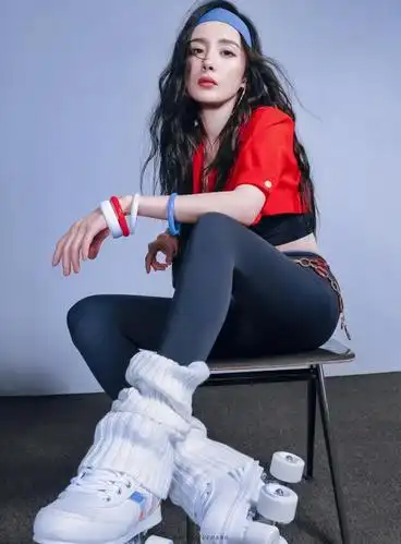 女神杨幂运动装穿搭个性时尚,尽显青春活力,大秀迷人大长腿