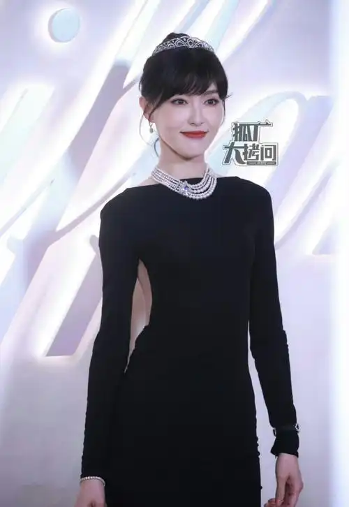 唐嫣黑色露背长裙##唐嫣戴皇冠