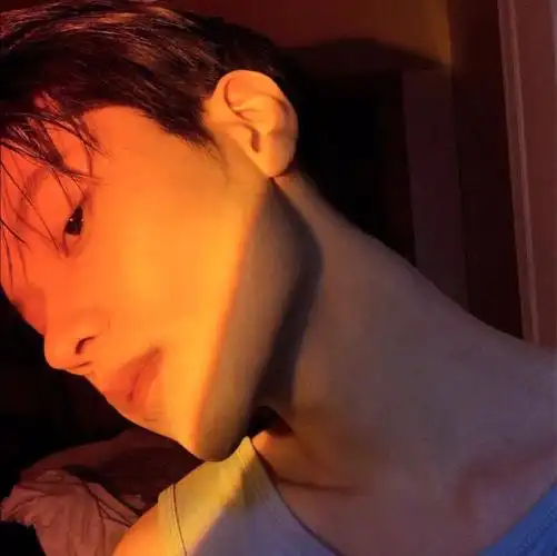 头像丨男生有人在夜市或小吃摊的烟火气中长歌纵酒