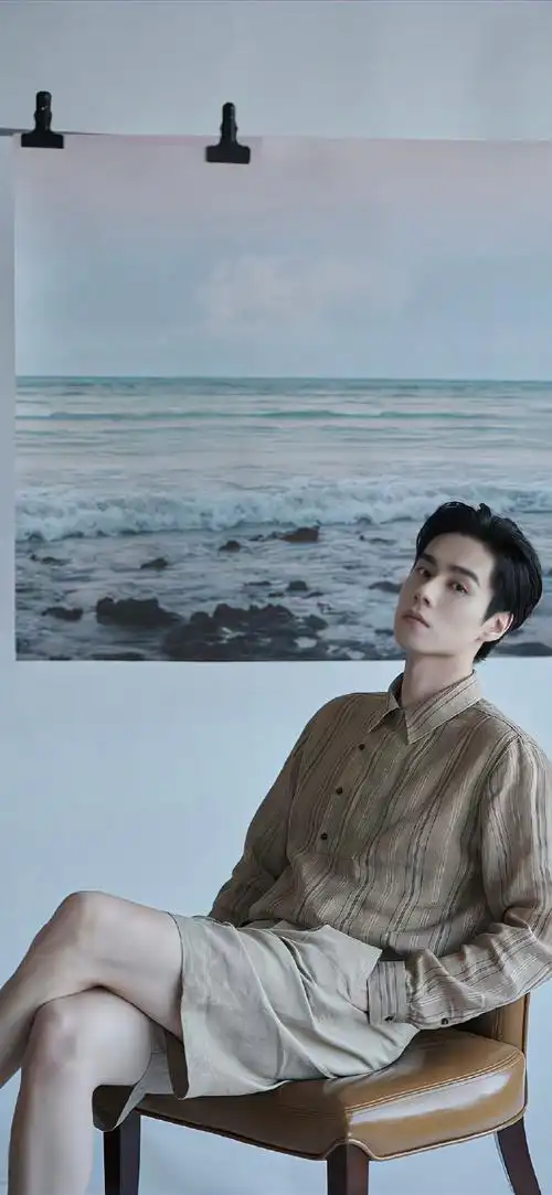 是超帅的胡一天啦!可以拿去当壁纸啦!