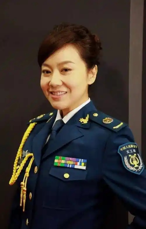 40位女明星军装照:赵丽颖金晨英气逼人,热巴娇俏,景甜青春可人