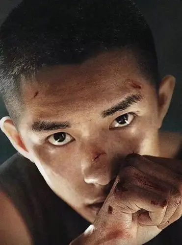 在后期被改变了命运的两人也迎来了形象上的一个转折,剃了寸头,多了