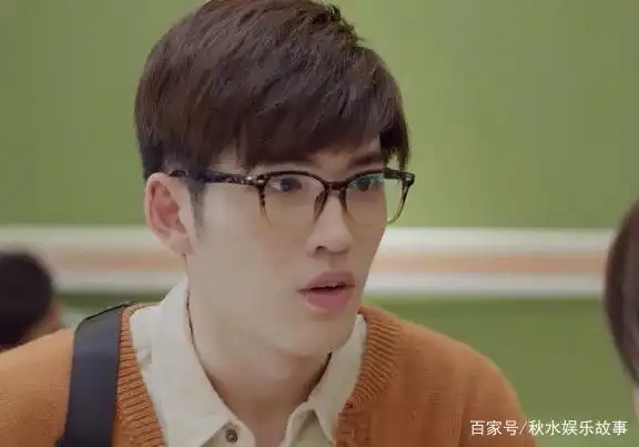 《亲爱的》郑辉颜值低?当他摘掉眼镜掀起刘海,帅气绝不输李现!