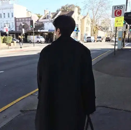 有哪些男士的背影图片可以当头像的?黑色的,冷酷的那种? - 知乎