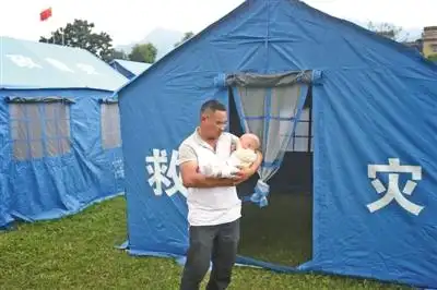 昨日,双河镇中心学校的操场上支起了安置帐篷,受灾村民在安置点休息.