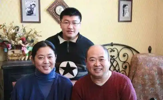 61岁倪萍罕出镜,皮肤松到垂下来,气质佳被第四任丈夫宠成公主_感情