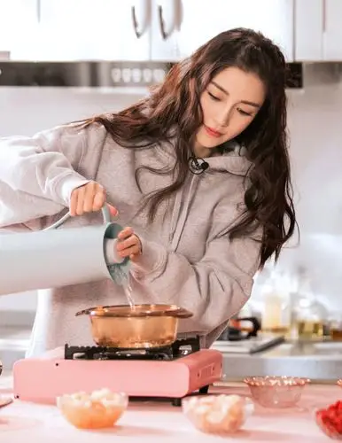 冬天都戒不掉白裙的杨颖,搭配洗碗手套,意外穿得保暖和时髦!