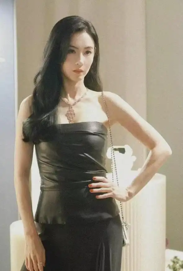 43岁的张柏芝亮相米兰时装周,穿抹胸皮裙秀傲人身材,生图封神!