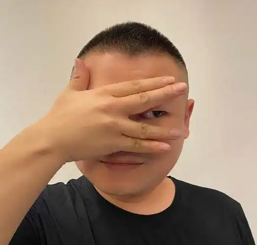 岳云鹏搞笑模仿新表情包 网友称比原版还传神