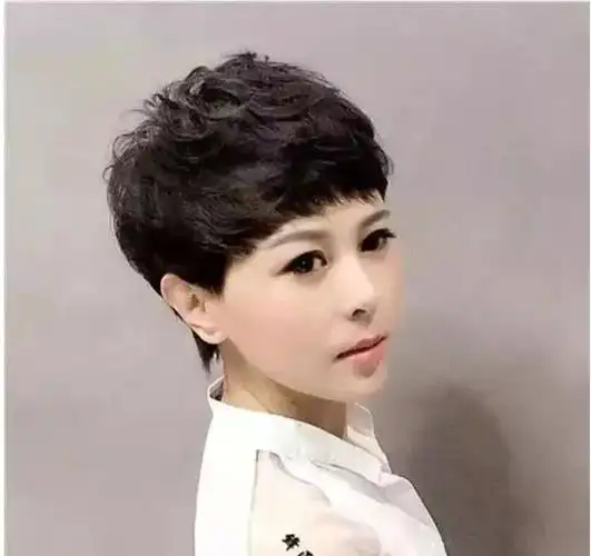 女士短发纹理烫发型