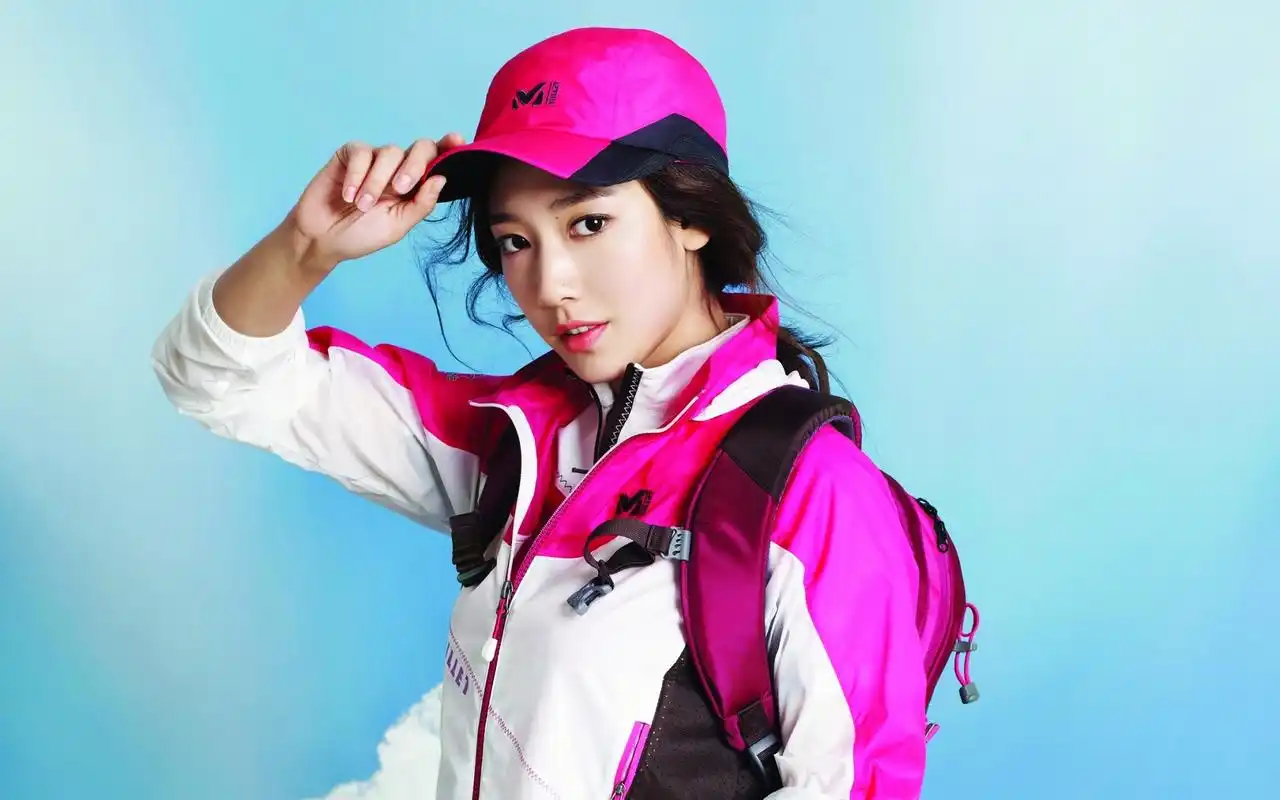 韩国新生代女星朴信惠动感写真桌面壁纸