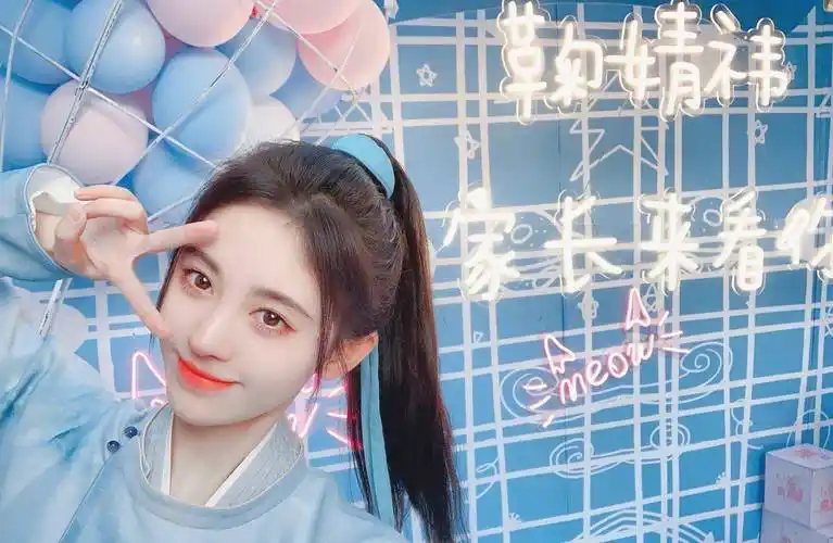 鞠婧祎的男装穿着,没有一点累赘的地方,就连她的头发也被绑成了丸子头