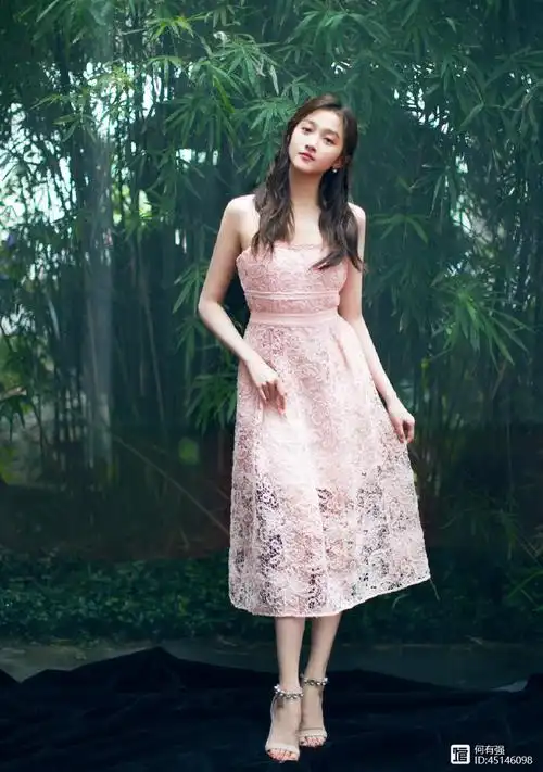 关晓彤终于凹对造型了!眉上刘海 泡面卷发美到犯规,鹿晗好眼光