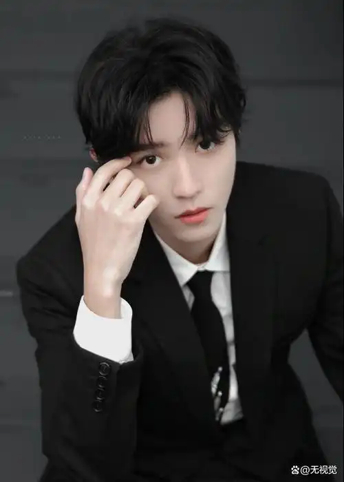 王俊凯,这位年轻的艺人,近年来在娱乐圈中以其阳光帅气的形象赢得了无