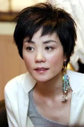 王菲短发冷酷范儿十足 剪板头不是一般人能hold住的