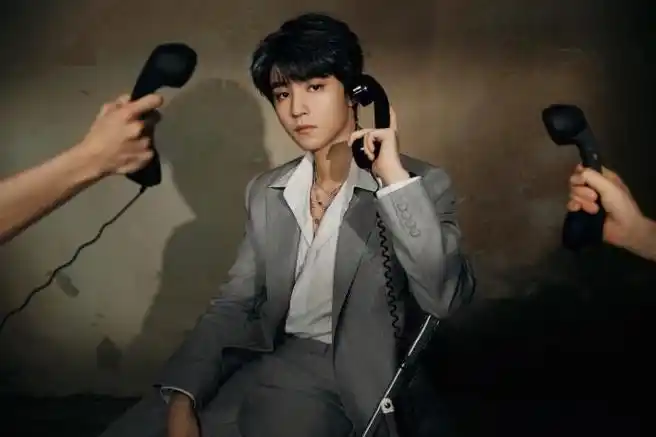 王俊凯 少年霸总版 王俊凯的这身灰色西装造型好迷人啊