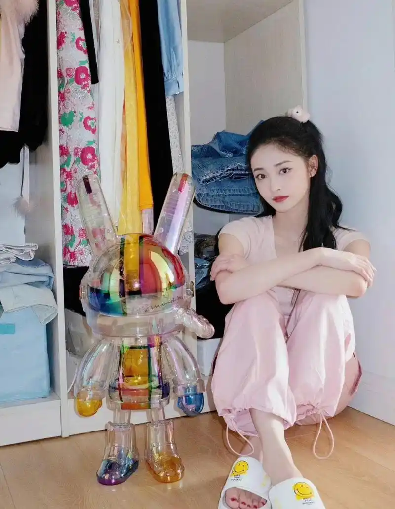 周洁琼在家赤脚穿拖鞋,简单休闲的打扮还是那么美