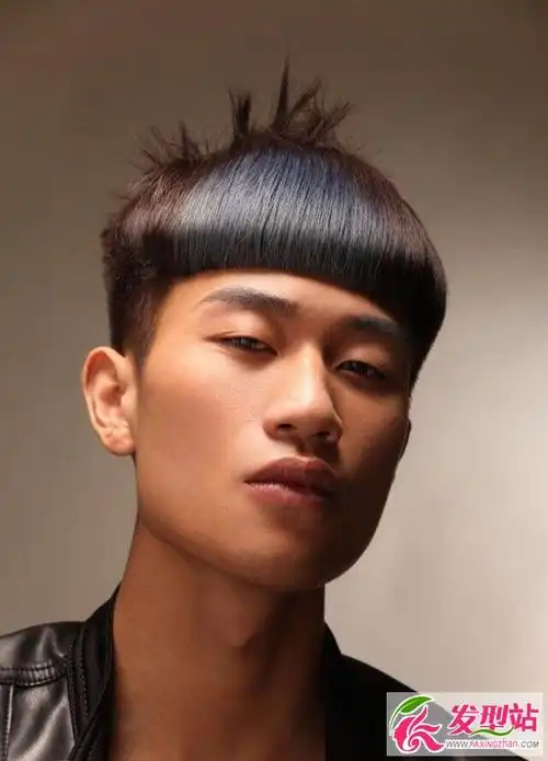 男生两边铲齐刘海短发 清爽又帅气_发型站_最新流行发型设计发型图片