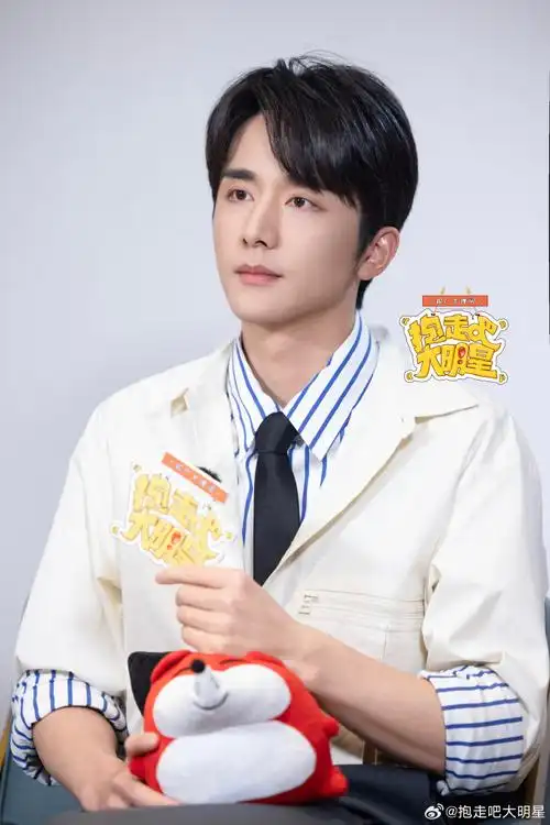 抱走吧大明星7015@张新成预告来啦    掉落一组本哥的采访花絮图