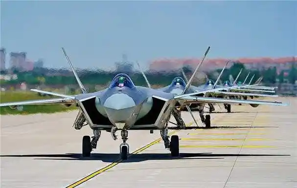 黑色"歼20"现身美基地,不小心暴露出美军的软肋_隐形战斗机_中国_假想