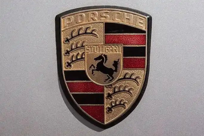 保时捷标志的含义:车标顶部有"porsche"字样,表示车标 - 抖音
