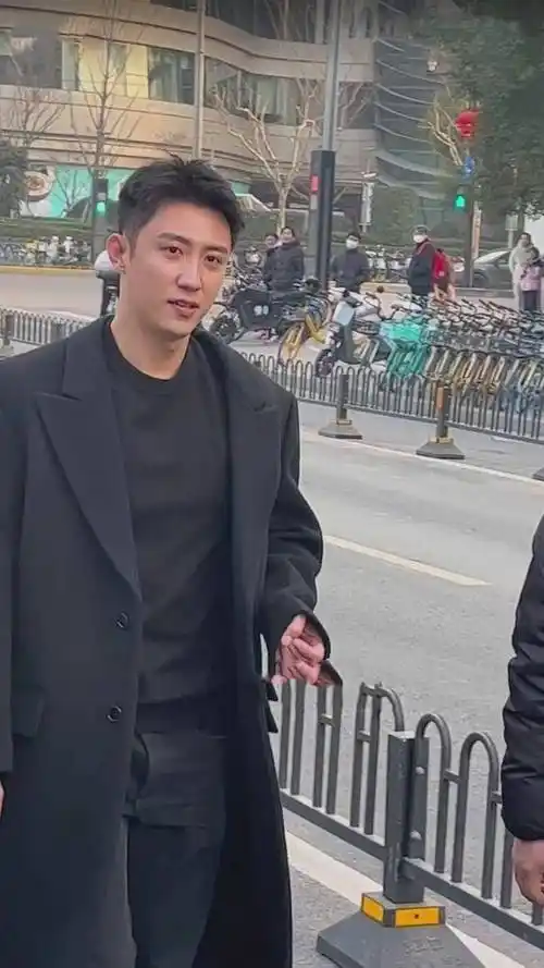 视频中的黄景瑜穿着长款黑色风衣自带大佬的气场,不少网友评论称这才